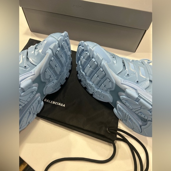 Designer Sneaker - Picture 2 of 8